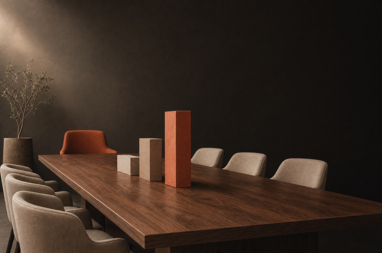 Mesa de reunião com três blocos em fila e uma cadeira de cabeceira em terracota